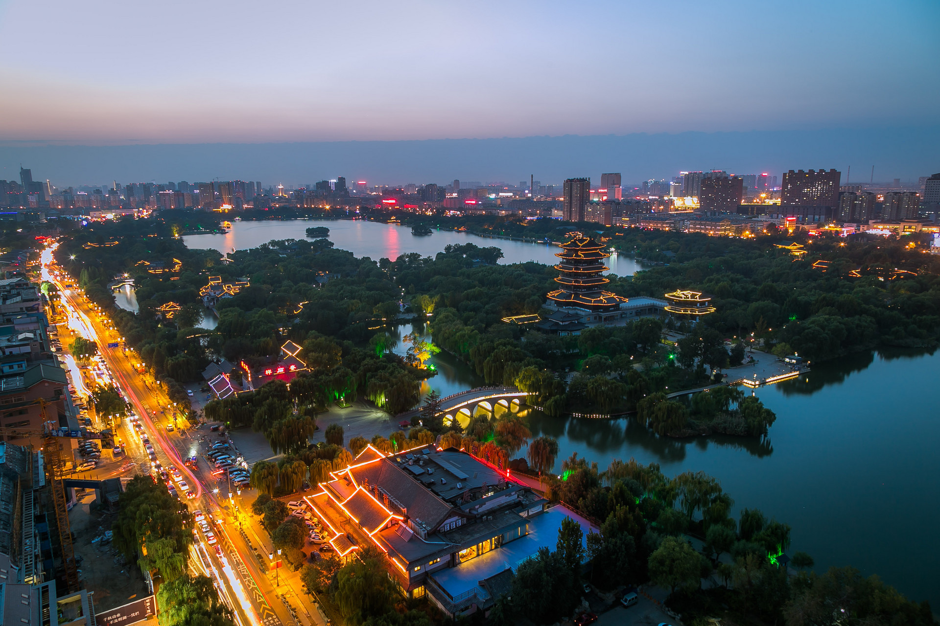 大明湖夜景封面图