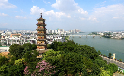 【春沐源小镇2天】<万绿谷风景区--入住春沐源小镇、湖边沙滩、棕榈原汤温泉 参观小镇、观光艇>